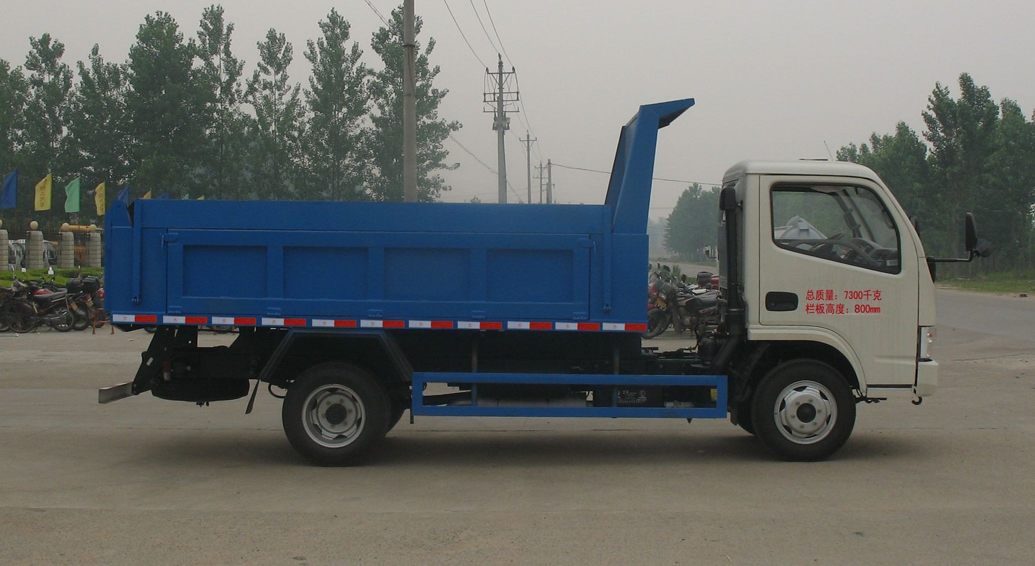 多利卡自卸式垃圾車