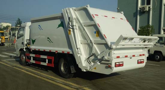 7-8方多利卡壓縮式垃圾車