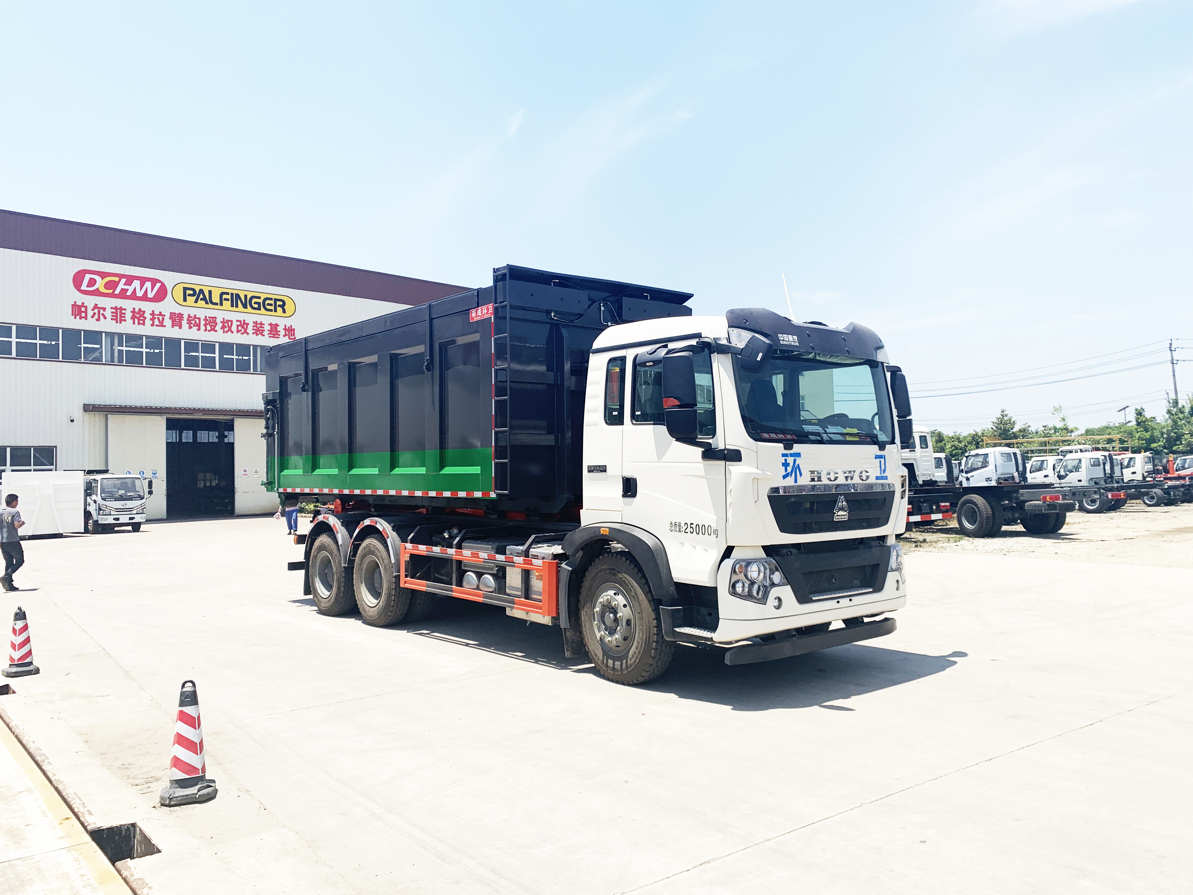 豪沃25噸勾臂式垃圾車