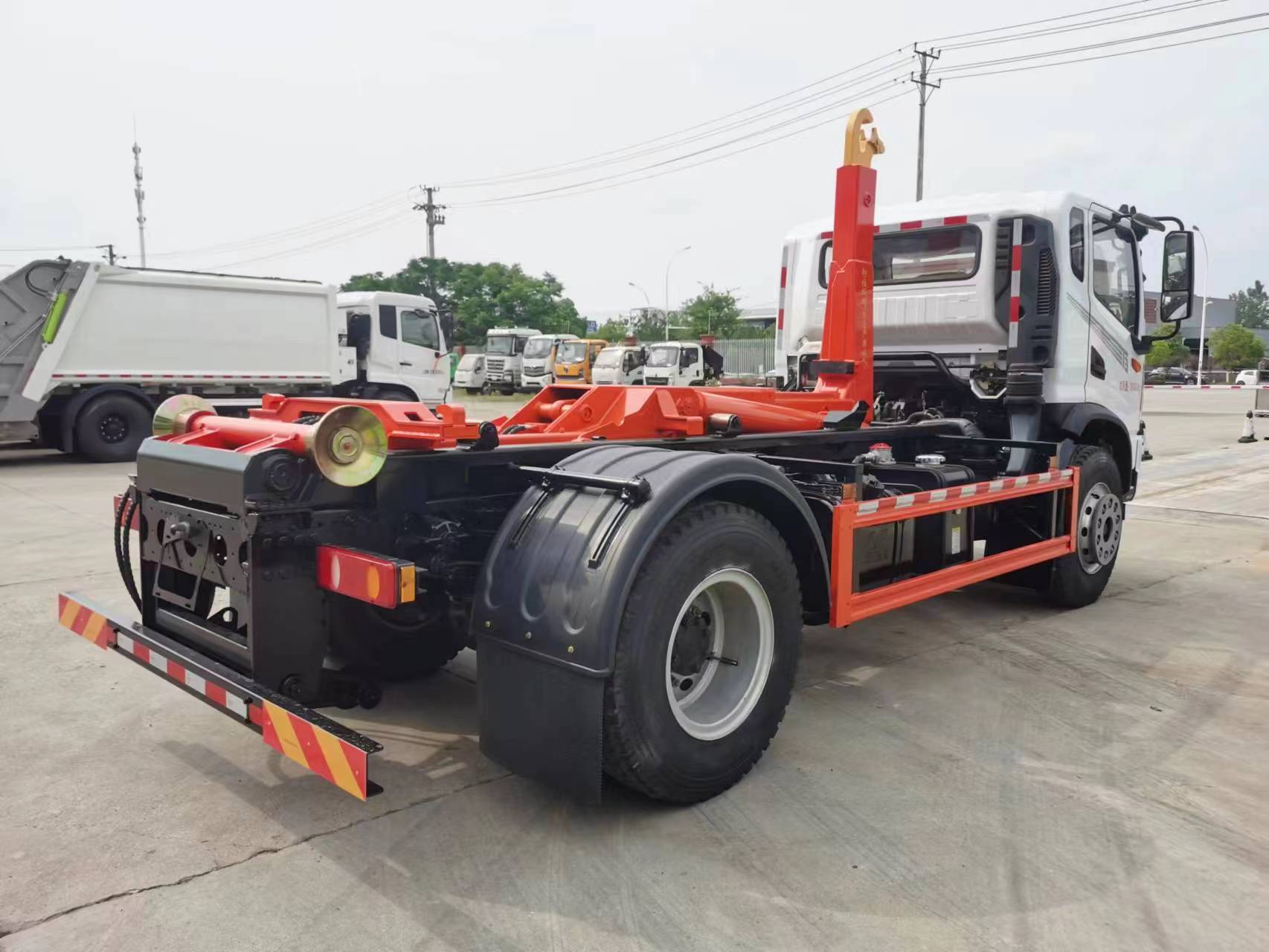 東風(fēng)華神勾臂式垃圾車14噸