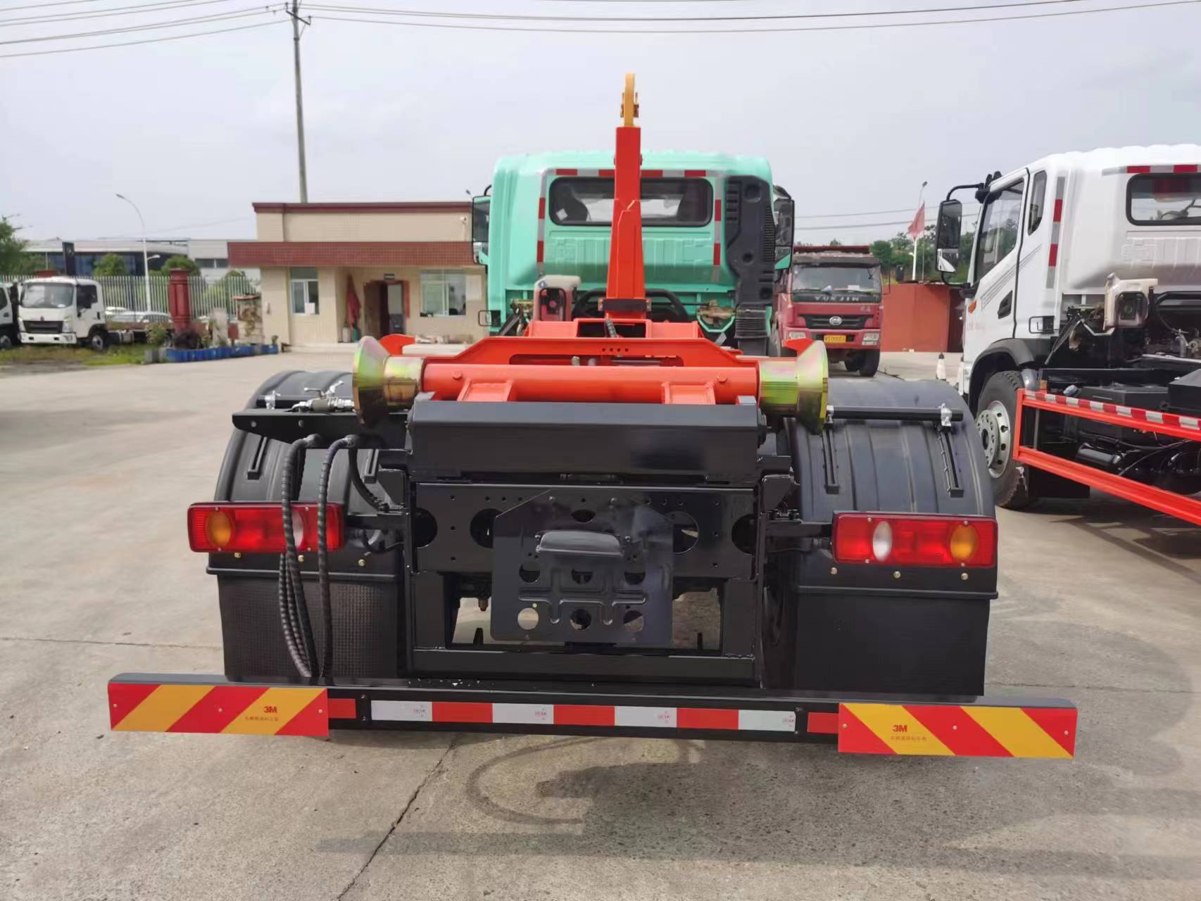 東風(fēng)華神勾臂式垃圾車14噸